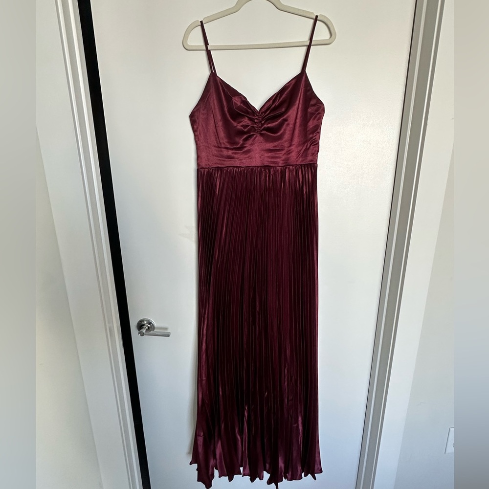 Lulu’s burgundy satin pleated dress size L